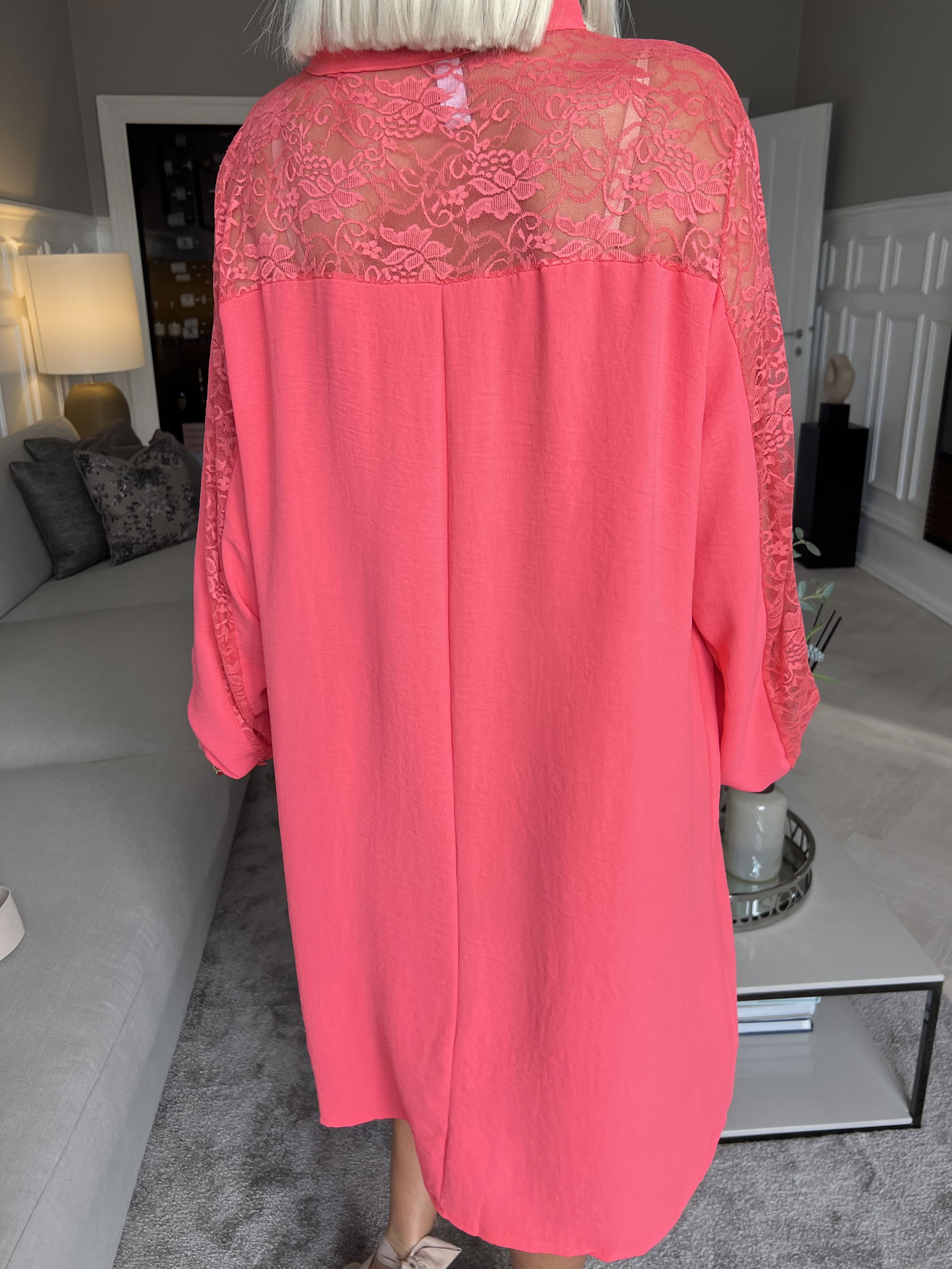 Carmen - Enkel klänning med vacker spets på ryggen och ärmarna